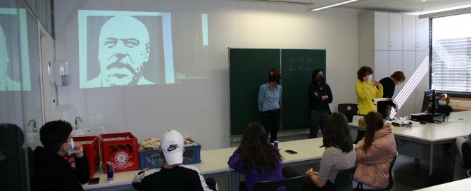 Lehrer vor der Tafel