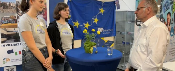 Ella Miller und Sarah Koch aus der AG Europaschule an der Kilian-von-Steiner-Schule im Gespräch mit Norbert Lins