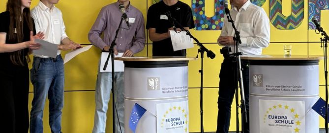 Norbert Lins mit den Teilnehmern an der Schülerdebatte aus dem Technischen Gymnasium an der KvS