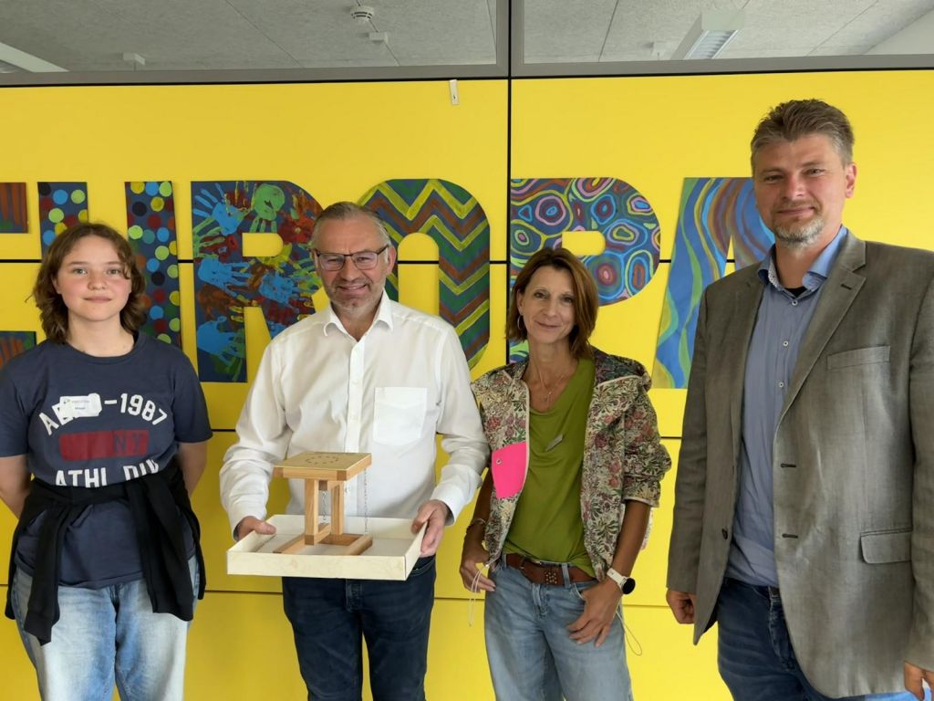 Die KvS bedankt sich mit einem Geschenk bei MdEP Norbert Lins für seinen Besuch. Auf dem Foto zu sehen sind: Maya Glesner, Schülerin aus dem Technischen Gymnasium, MdEP Norbert Lins, Schulleiterin Dr. Sylvia Schubert und stellv. Schulleiter Lars Klausnitzer.