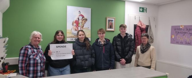 Schülerinnen und Schüler unserer Schule bei der Spendenübergabe von 300 Euro an den Martinusladen Laupheim gemeinsam mit Frau Hagel.