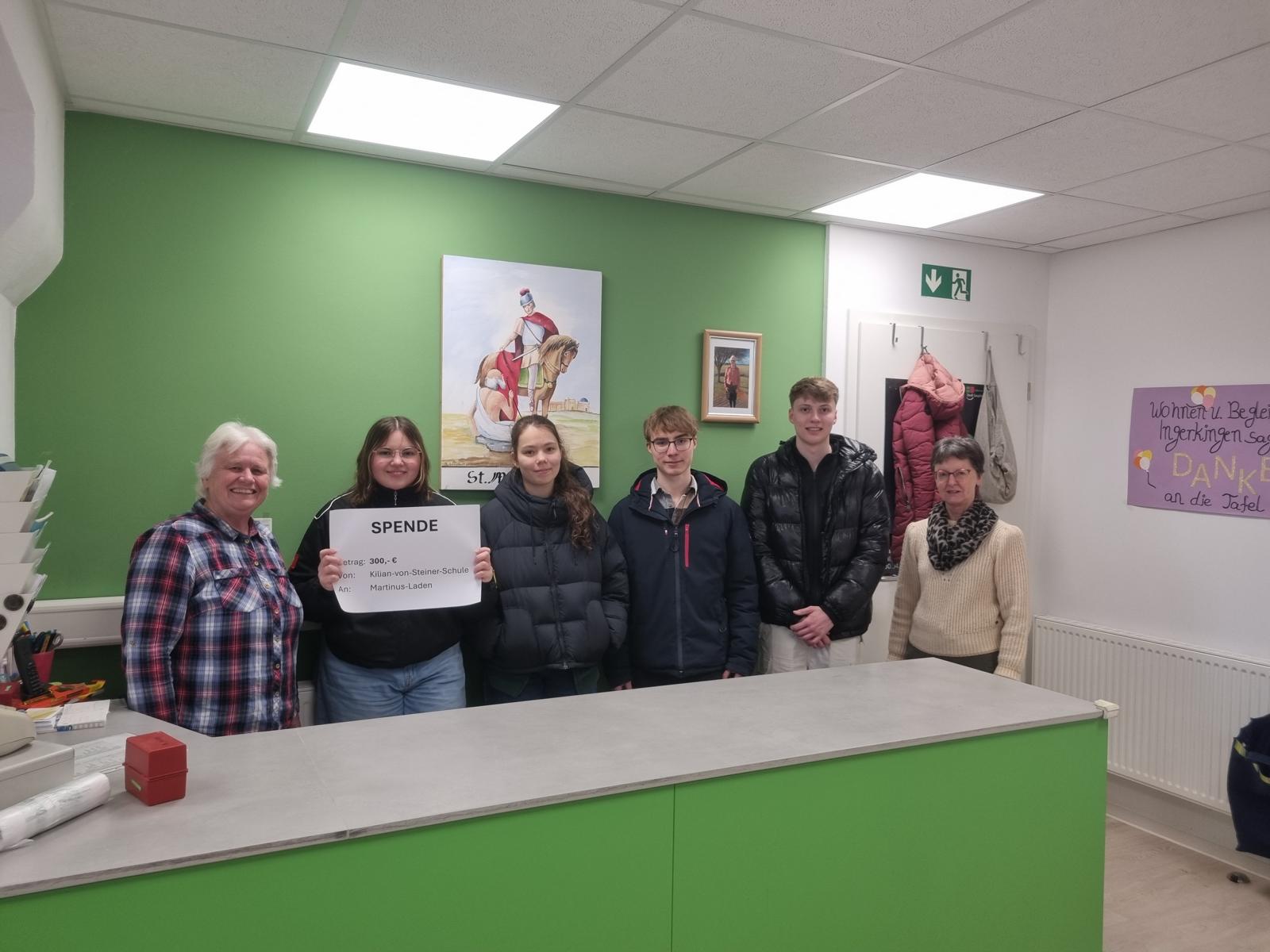 Schülerinnen und Schüler unserer Schule bei der Spendenübergabe von 300 Euro an den Martinusladen Laupheim gemeinsam mit Frau Hagel.